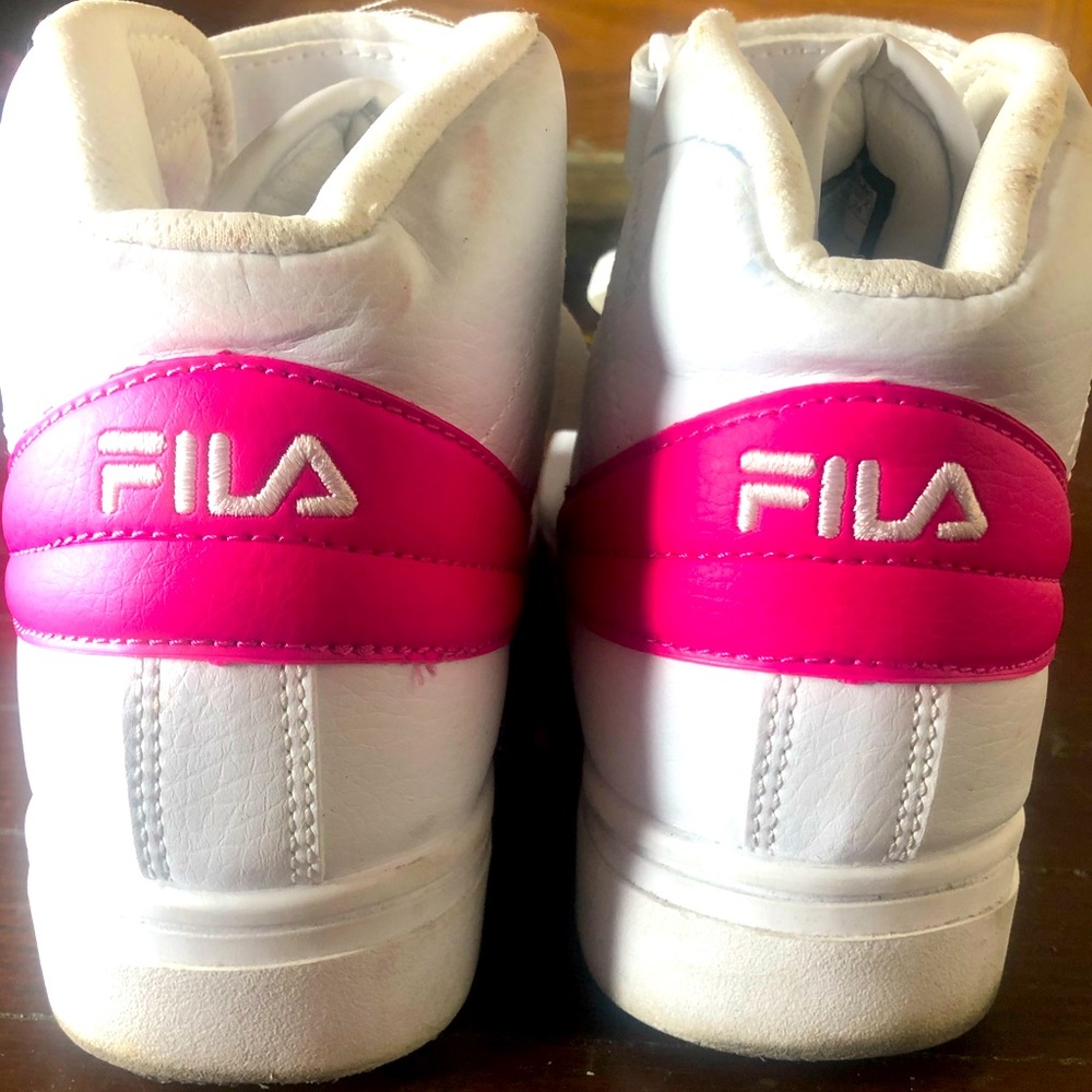 Womens Size 7 Fila Sneakers slightly worn but in good condition